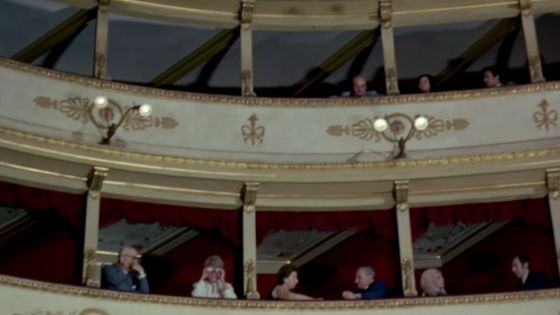 La bambolona: Il teatro