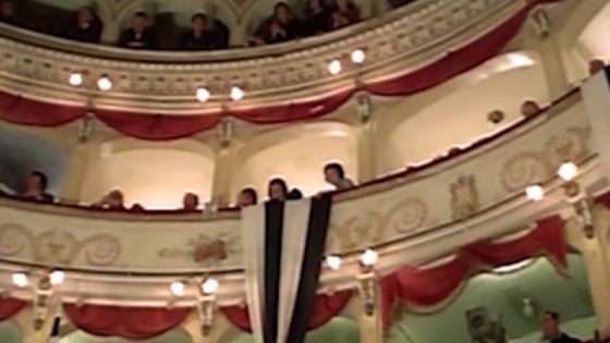 Il presidente del Borgorosso Football Club: Il teatro